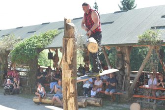 Ungewöhnliche Holzfäller-Show in Blockhausen im Erzgebirge: Auch Besucher gefragt - Die Holzfällarbeit auf einem Springboard ist die Königsdisziplin.