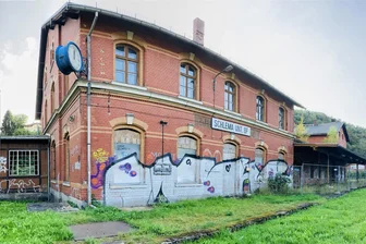 Ungewöhnliche Idee für alten Bahnhof im Erzgebirge: Stadt will Gebäude als Blumenlager nutzen - Der Bahnhof in Niederschlema soll eine neue Bestimmung erfahren – als Kulturgüterbahnhof der Generationen. Eine Interessengemeinschaft treibt dieses Projekt voran. Doch die Stadt hegt Zweifel.