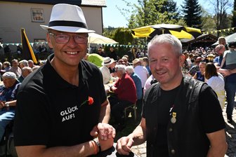 Ungewöhnliche Jubiläumswette im Erzgebirge: Bürgermeister soll 60 passende Bürger finden - Jens Haußner (r.) hat Bürgermeister Ingo Seifert zur diesjährigen Wette herausgefordert.