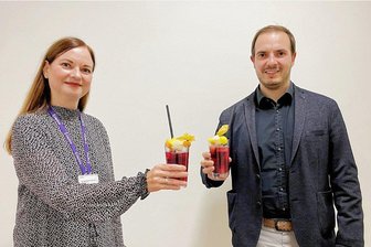 Ungewöhnliche Personalsuche: Warum die Helios-Kliniken in Plauen und Aue auf eine Cocktail-Party setzen - Die Plauener Pflegedirektorin Cornelia Bremer-Trautner und Klinikchef Ralph Junghans laden zum Kennenlernen nach Dienstschluss ein. 