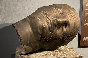 Ungewöhnliche Predigt im Oederaner Museum: Was kann uns das Werk eines Sohns von Zwangsarbeitern heute sagen? - Die Plastik Testa Addormentata von Igor Mitoraj wurde im Juli in Oederan enthüllt.