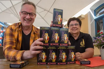 Ungewöhnliche Räucherkerzen-Kreation im Erzgebirge: Der Duft des Spielzeugmuseums in Seiffen - Tino Günther und Ingrid Hübner vom Museumsförderverein mit dem Seiffener Spielzeugmuseumsduft.
