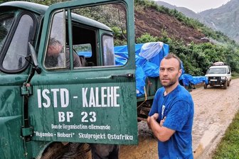 Ungewöhnliche Reise: DDR-Lkw unterstützt Hilfsprojekt im Kongo - Jörg Lehmann und das Hilfsteam fuhren mit dem Robur LO von Goma etwa 200 Kilometer südlich bis nach Kalehe, durchquerten dabei auch umkämpfte Gebiete. Die reine Fahrzeit betrug 16 Stunden. Warum? Die Straße im Bild gehörte noch zu den besten. 
