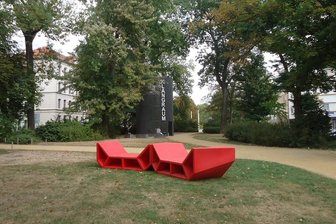 Ungewöhnliche Sitzgelegenheiten ergänzen Stadtmöblierung - Mit dem Aufstellen der bunten Sitzmöbel setzt die Stadt ein Vorhaben aus dem Bürgerhaushalt 2018 um.