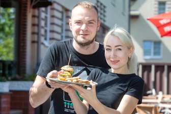 Ungewöhnliche Sommer-Spezialität in Plauen: In diesem Café gibt es jetzt Eis-Burger - Alexander Feitisch führt das Eiscafé Ebert in dritter Generation mit seiner Partnerin Inga Tofan.