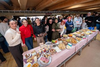 Ungewöhnliche Vernissage in der Galerie des Plauener Malzhauses - mit Leckereien aus aller Welt - Ein Buffet bot Kulinarik aus aller Welt.