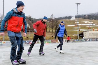 Ungewöhnliche Wintermischung - War eigentlich so nicht geplant: Martin Franke, Andreas Raubach und Daniela Raubach (v. l.) nutzen jedes Wintersportangebot, auch wenn sie am Montag lieber auf Skiern gestanden hätten.