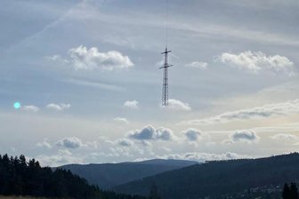 Ungewöhnlicher Anblick über Aue: Wieso fliegen hier Strommasten durch die Luft? - Eine Hubschrauberfirma aus der Schweiz hat die Masten geflogen.