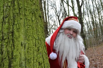 Ungewöhnlicher Besuch im Juli: Warum der Weihnachtsmann in einer Kita im Vogtland auftaucht - Weihnachtsmann Lars Kießling besucht die „Kinderwelt“ Ellefeld.
