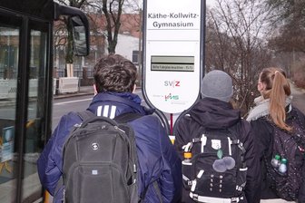 Ungewöhnlicher Diebstahl in Zwickau: Unbekannte nehmen Display von Bushaltestelle mit - Eine solche Anzeige einer Haltestelle haben Diebe in Zwickau gestohlen.