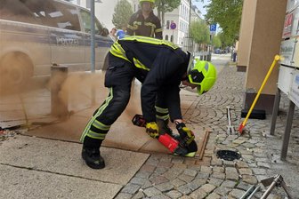 Ungewöhnlicher Einsatz: Feuerwehr Chemnitz hilft bei Handy-Rettung - Nur mit schwerem Werkzeug gelang es der Feuerwehr, den Schacht, in dem das Handy lag, zu öffnen.