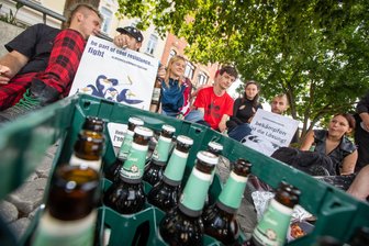 Ungewöhnlicher Protest gegen Alkoholverbotszone am Plauener Postplatz: Warum diese Vogtländer am Tunnel schon vormittags Bier tranken - Am Postplatz ist Alkohol trinken verboten, aber nur von 11 bis 23 Uhr.