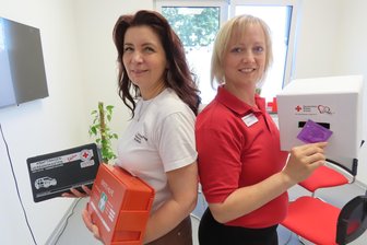 Ungewöhnlicher Spendenaufruf: DRK in Werdau benötigt abgelaufenes Verbandsmaterial – und jede Menge Kondome - Christina Neumann und Sabrina Franke vom DRK-Kreisverband Zwickauer Land rufen zum Sammeln auf.