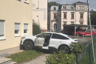 Ungewöhnlicher Unfall in Zwickauer Nordvorstadt: Auto kollidiert mit Hauswand – mehr als 70.000 Euro Schaden - Ein E-Auto krachte am Freitagvormittag gegen eine Hauswand in der Zwickauer Nordvorstadt.