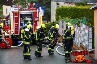 Ungewöhnlicher Wohnungsbrand im Erzgebirge: Bürostuhl steht plötzlich in Flammen - Zu einem Brand ist die Feuerwehr am Mittwoch in Schneeberg ausgerückt.