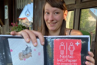 Ungewöhnliches Hobby: Diese Vogtländerin sammelt Toilettenpapier - Vier Foto-Alben voller Motive und Muster. Alexandra Wolf im Garten des Hauses Wolf in Hauptmannsgrün. Bei wirklichem Interesse zeigt die Klopapier-Sammlerin ihre Schätze gerne her - es sind mittlerweile 694 verschiedene Motive. Auch ihre erste Ausstellung jüngst war ein Erfolg.