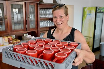Ungewöhnliches Konzept in Hartenstein: Neues Café kombiniert Genuss und Gesundheit - Claudia Großkopp kümmert sich im „Café Fleming“ am Hartensteiner Marktplatz um die Gastronomie. Obendrein öffnet am 1. September in den Räumlichkeiten des ehemaligen Ratskellers das Studio für Pilates und Tanz von Matthias Markstein.