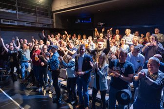 Ungewöhnliches Publikum: Wer sich am Mittelsächsischen Theater Freiberg eine Komödie angesehen hat - Gäste und Mitarbeiter des „Miners Pub Freiberg“ bejubeln eine Vorstellung des Mittelsächsischen Theaters.