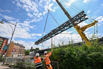 Ungewöhnliches Recycling: Baustellenbrücke aus Chemnitz erhält zweites Leben im Vogtland - Ein 34 Meter langes Teilstück der Behelfsbrücke vom Viadukt ist abgebaut und per Tieflader ins Vogtland geschickt worden.