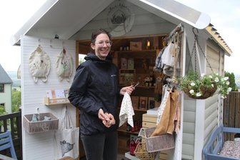 Ungewöhnliches Selbstbedienungs-Häuschen: Wo es nahe Schloss Augustusburg regionale Produkte zu kaufen gibt - Lisa Schönherr vor dem kleinen Selbstbedienungs-Verkaufshäuschen in der Altstadt von Augustusburg.