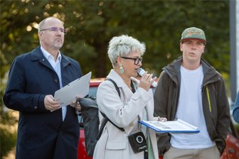 Ungeziefer, Trinkertreffs, triste Spielplätze: Das bewegt Bewohner von Plauens Plattenbaugebiet Chrieschwitz - Oberbürgermeister Steffen Zenner (li.) lauschte am Dienstag gespannt, wo der Schuh in Chrieschwitz drückt. Rathaus-Bürgerservice-Expertin Nadja Friedländer-Schmidt moderierte die Stadtteilbegehung. Auch Nic Götz hatte Anregungen.
