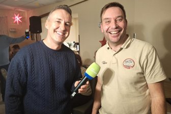 Unglaublich: Ohne Navi ging’s von Eppendorf an die Ostsee - MDR-Moderator Silvio Zschage (l.) , hier im Gespräch mit Uwe Meher, sorgte bei den Oldtimerfreunden Eppendorf für Weihnachtsunterhaltung.