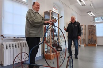 Unglaublich, welche Schätze auf Dachböden im Erzgebirge schlummern - Roland Richter und Siegfried Martin mit Exponaten der Ausstellung.