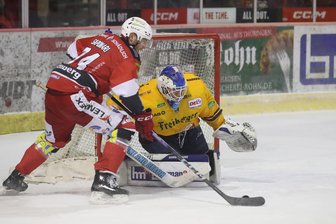 „Unglaubliche Choreos“ und „jeder Fehler kann das Spiel kosten“: Torhüter Nikita Quapp über seinen Wechsel zu den Eispiraten Crimmitschau - Torhüter Nikita Quapp – hier in der Saison 2023/24 im Trikot der Lausitzer Füchse – wechselt zu den Eispiraten Crimmitschau.
