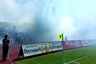 „Unglaublicher Vorfall“: Jenaer Fans stürmen vor Regionalligaspiel in Plauen Ultra-Block des VFC - Nebel durch gezündete Pyrotechnik sorgte für eine Spielunterbrechung. Zuvor hatten Polizeibeamte bereits einigen Jenaer Fans Nebeltöpfe abgenommen. Sie hatten die Kurve der Ultra-Fans gestürmt.