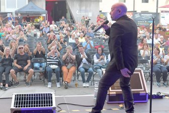Unheilig-Tribut in Freiberg: So feierte die Band Scheinheilig die Musik des „Grafen“ - Mit seiner tiefen Stimme wärmte Sänger Dino von Scheinheilig die Herzen des Publikums im Schlosshof.