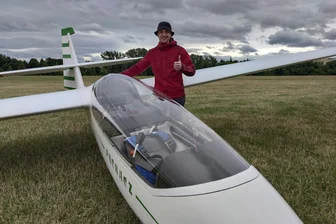 „Unheimlich cooles Gefühl“: Wie Flugschüler Hannes Röhner in Zwickau die Faszination von Nervenkitzel und Freiheit erlebt - Hannes Röhner auf dem Gelände des Zwickauer Flugplatzes neben dem Doppelsitzer Puchacz aus polnischer Produktion, mit dem er seine Segelflugausbildung begann.