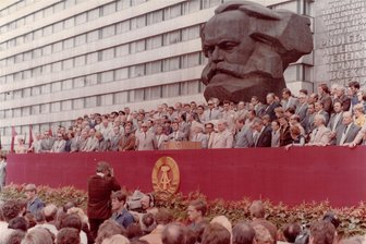 Unheimliche Sehnsucht nach der DDR: „Es war doch nicht alles schlecht!“ - Eine Kundgebung 1981 in Karl-Marx-Stadt vor dem Karl-Marx-Kopf an der Karl-Marx-Allee.