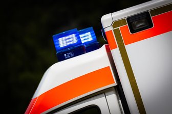 Unheimliche Serie geht weiter: Wieder zwei Spielabbrüche auf erzgebirgischen Fußballplätzen - Erneut mussten die Rettungswagen auf erzgebirgische Sportplätze eilen.