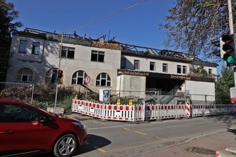 Uni-Brandruine könnte ab Oktober fallen - Vor der Ruine ist eine Fahrspur gesperrt. Denn es wird befürchtet, dass Herbststürme lose Teile bis auf die Straße wehen könnten. 