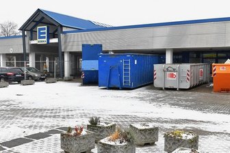 Unicent: Freiberger Edeka schließt für Abriss - Baustelle Unicent in Freiberg: Lange war der Innenhof durch einen Bauzaun nur abgesperrt. Jetzt beginnen Räumarbeiten.