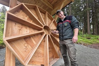 Unikat im Vogtland-Wald: Hier steht ein Zapfen-Dart - David Neubert vor dem Zapfen-Dart, das nach seiner Idee entstanden ist.