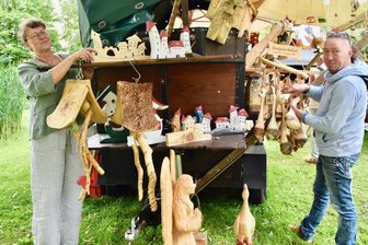Unikate aus Holz, Farbe und Co. ziehen Besucher ans Wasserschloss - Claudia und Jörg Lorenz hatten allerhand geschnitzte Holzobjekte dabei.