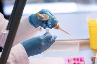 Uniklinik will mehr Proben von Kindern für Forschung sammeln - Für die Erforschung von Krankheiten bei Kindern will die Biobank des Dresdner Uniklinikums ihre Sammlung von Proben aus dieser Altersgruppe künftig deutlich ausbauen. (Symbolbild)