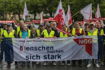 Unilever-Arbeiter im Vogtland erhalten Gehaltsplus in drei Stufen: „Wir sind zufrieden“ - Im Mai streikten die Unilever-Arbeiter, um ihren Forderungen Nachdruck zu verleihen.