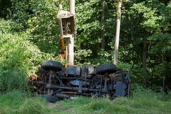 Unimog in Annaberg-Buchholz umgekippt - Waldschlösschenstraße zeitweise gesperrt - 