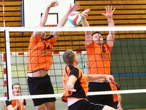 Union fehlt das Quäntchen Glück - Hier schnappt die Blockfalle einmal zu: Union-Spieler David Heidel (l.) und David Heilmann (r.) wehren den Ball erfolgreich ab. 