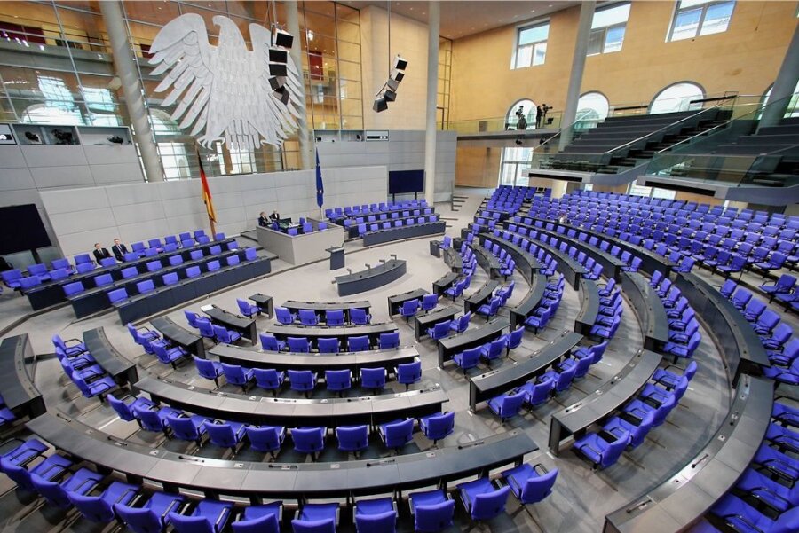 Union mit eigenem Vorschlag für einen kleineren Bundestag - Der Deutsche Bundestag hat sich mit den Jahren aufgebläht - unter anderem auch weil er heute sechs Fraktionen hat. 