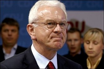 Union pocht trotz Stimmverlusten auf EU-Kommissarsposten - Trotz des Stimmenverlusts für die Union bei der Europawahl wollen die Christdemokraten den nächsten deutschen EU-Kommissar stellen. "Wir sind die stärkste Fraktion im Europaparlament", sagte CDU-Spitzenkandidat Hans-Gert Pöttering (foto).