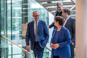 Friedrich Merz (l-r), Unions-Kanzlerkandidat und CDU-Bundesvorsitzender, Saskia Esken (vorne), SPD-Bundesvorsitzende, Markus Söder (CSU), Ministerpräsident von Bayern und CSU-Vorsitzender, und Lars Klingbeil, SPD-Fraktions- und Bundesvorsitzender, kommen zur Fortsetzung der Koalitionsverhandlungen von Union und SPD.