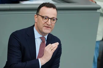 Unionsfraktionschef Jens Spahn: Wir müssen einen Schutzschirm über Europa spannen - Unionsfraktionschef Jens Spahn (CDU) verteidigt sein Verhalten als Gesundheitsminister bei der Maskenbeschaffung.