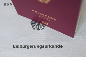 Unionspolitiker wollen Einbürgerungsregeln verschärfen - Die Zahl der Einbürgerungen ist zuletzt gestiegen. (Symbolbild)