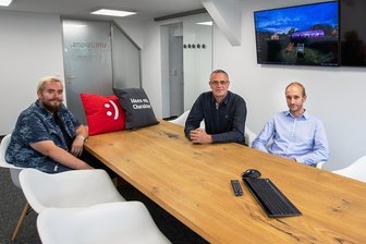 Unisigns: So wollen diese Vogtländer das Image von Busreisen aufmöbeln - Die Köpfe der Werbeagentur Unisigns: Mitgesellschafter Christian Müller (von links) und die Geschäftsführer Chris Bodenmüller und Dennis Lipfert in den Geschäftsräumen an der Friedensstraße.