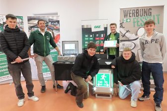 Universitäten sind am Gymnasium gefragte Gesprächspartner - Geschäftsführer Andreas Nöske (2. v. l.) und Azubi Leon Weigel (hinten) von der Reinsdorfer Firma GAZ Notstromsysteme mit Gymnasiasten.