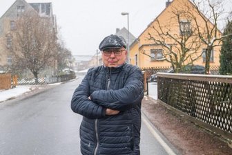 Unmut über Bauvorhaben in Adorf - Aufgrund einer geplanten Straßensperrung in Adorf breitet sich unter Einwohnern Unmut aus. Ortsvorsteher Bernd Bochmann im Bereich des unterirdischen Dorfbachkanals, der wegen Einbruchsgefahr saniert werden muss. 