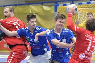 "Unnötig und selbst verschuldet" - Um den Plauener Angriff abzuwehren, packen in dieser Szene Aues Leo Bauer (l.) und Jannik Dutschke beherzt zu. Doch am Ende musste sich das Juniorteam des EHV der Einheit aus dem Vogtland mit 24:28 geschlagen geben. 